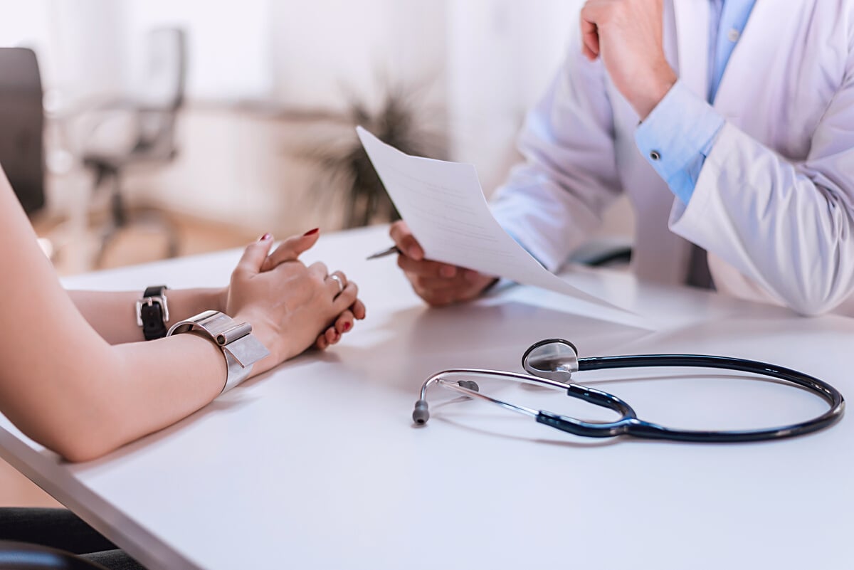 Doctor talking with patient for medical diagnosis.